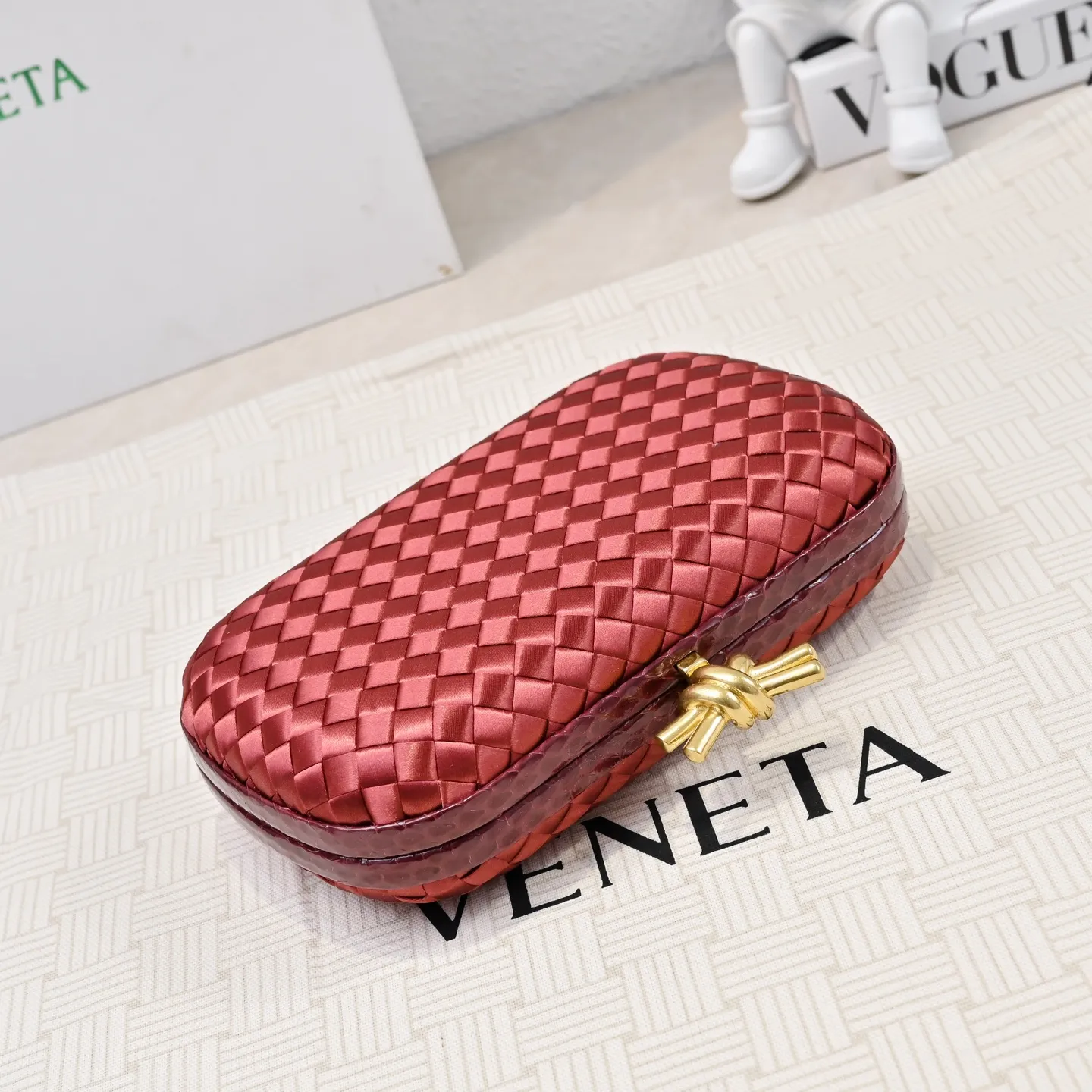 Batch 1460 #BV Knot woven evening bag series ~ Each bag reveals exquisite elegance💫Iconic classic silk weaving➕snake skin trimming with knot buckle, soft and delicate feel. The design is small and exquisite, low-key without logo, elegant and elegant. Paired with evening dress or cheongsam, it has the atmosphere of a famous and wealthy lady. Full of aura and invincible texture💃 Model: 7622 Dimensions: 20x12x5.5